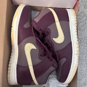 Unisex Maroon dunk’s women’s 10.5/men’s 9